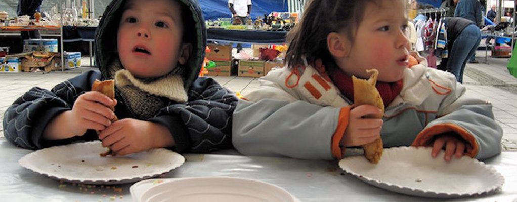 Kinderen eten pannenkoeken bij Vriezes Erfgoed in Wapenveld